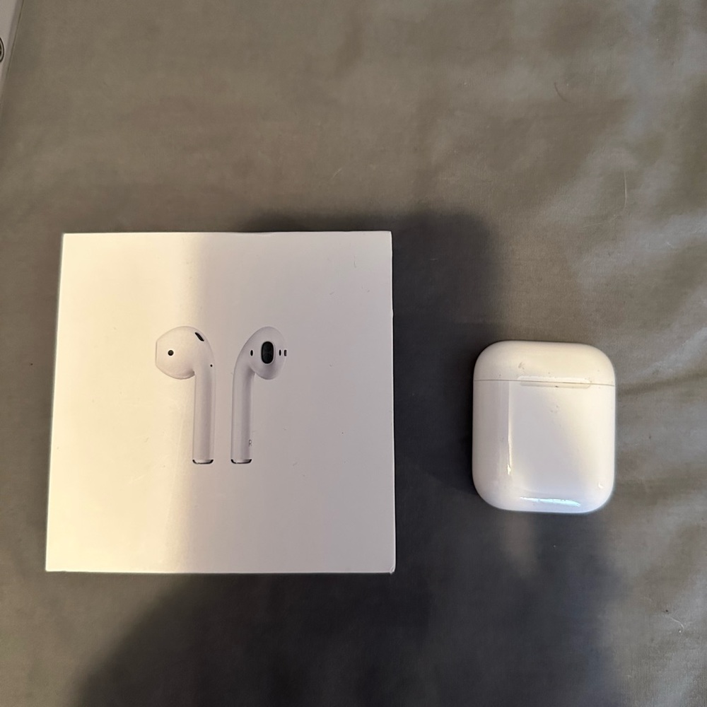 Apple airpods second generation, barley used, cleaned. Wireless and Bluetooth.